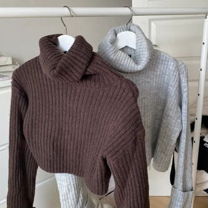 Stickade tröjor - Använt den gråa några gånger men annars har jag inte använt den. Den bruna är oanvänd råkade dra av lapparna för hastigt. Nypris är 399kr/st. Slutsålda på gina, 300kr/st grå såld 