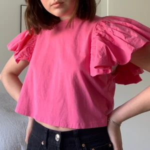 Topp från Zara, rosa, storlek S - Säljer min rosa topp från Zara, använd typ 2 gånger!🥰 70kr exklusive frakt! Kan mötas upp också!💕💕