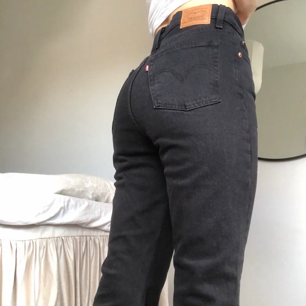 Säljer dessa Levis jeans i en kortare modell med lite ”slitningar” nertill, säljer då dem aldrig kommit till användning! Super fina med bra kvalite! Strl 28, skriv vid intresse!. Jeans & Byxor.