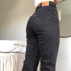 Säljer dessa Levis jeans i en kortare modell med lite ”slitningar” nertill, säljer då dem aldrig kommit till användning! Super fina med bra kvalite! Strl 28, skriv vid intresse!