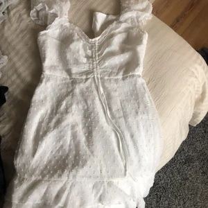 Klänning  - Super söt klänning från shein som jag säljer då den var för liten storlek på mig, super fin till student bland annat. Hör av er vid intresse kramis 💕