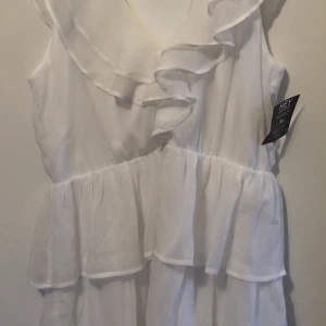 Studentklänning  - En oanvänd studentklänning i strl 44 (xl)  kan skickas mot fraktkostnad.