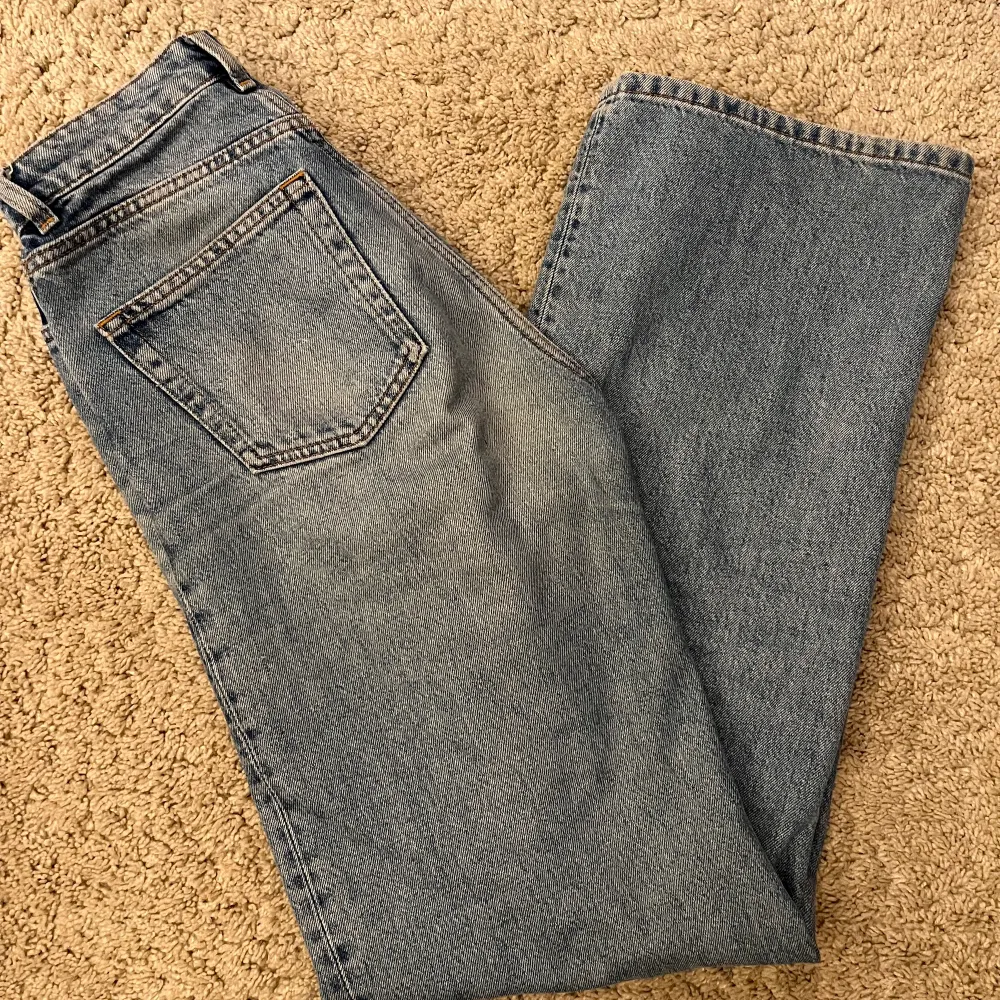 Säljer dessa highwaist yoko jeans i färgen blå, köpta från monki. Använda ett flertal ggr, men över lag i gott skick. Högra fickan har dessvärre slitet material, pgr trasig mobil. Storlek 25. Köpta för 400. Kontakta privat för yttligare information samt bilder❤️‍🔥❤️‍🔥. Jeans & Byxor.