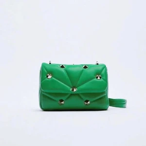 Grön zara väska  - Använt ett tag men bra skick!