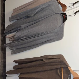 Koftor - Säljer mina tre koftor i samma modell. Den gråa är i storlek L och dem andra två är i storlek M. Jag är i vanliga fall xs/s men jag tycker att dem sitter bra! Knappt använda, bra skick. Alla tre för 150kr, eller om du vill köpa en kofta kostar den 70kr! (Plus frakt)