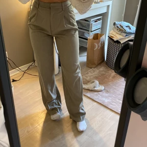 Kostymbyxor  - byxor från hm, använda några gånger bara så fortfarande bra skick 💕