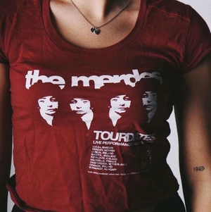 röd t-shirt - svarta sömmar som detalj