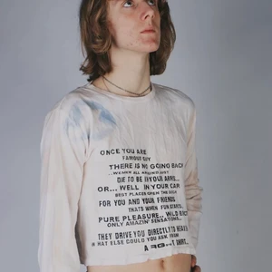 Batikblekt tröja med text - Rött och blått märke, svart text.