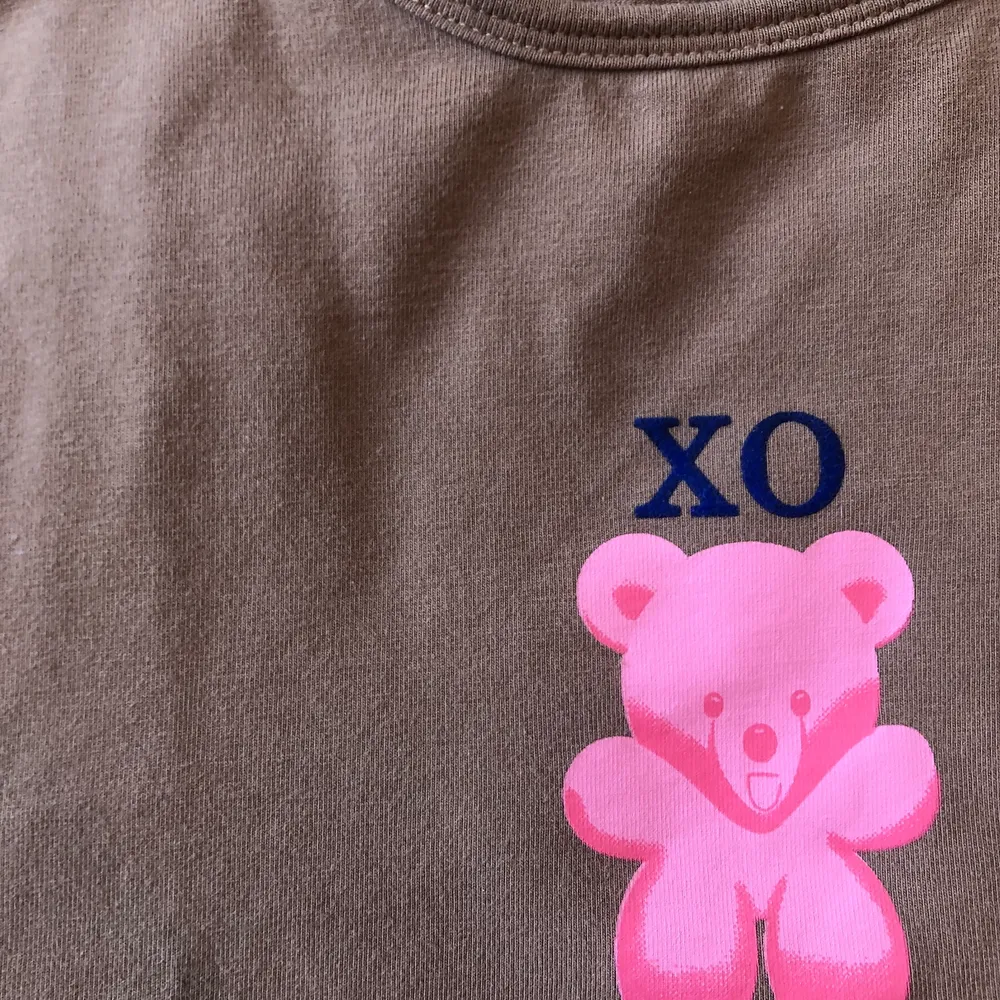 söt tröja med en björn på och texten ”xo”. köpare står för frakt 💗. T-shirts.
