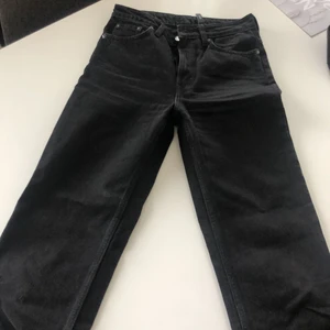 Svarta Weekday jeans - Strl 26(midjan)/32(längden), tyvärr för små för mig, dock jättebra längd för mig som är 173cm, använda ett par gånger 