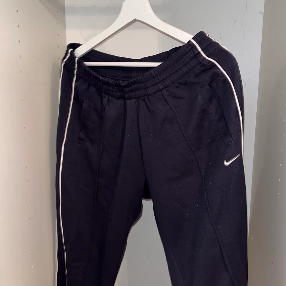 Nike sweatpants som är jättesköna och ha på sig, passar in i baggy stilen.. Jeans & Byxor.