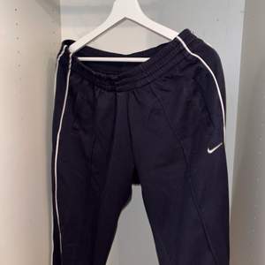 Nike sweatpants som är jättesköna och ha på sig, passar in i baggy stilen.