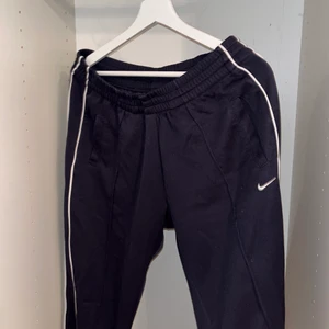 Nike sweatpants - Nike sweatpants som är jättesköna och ha på sig, passar in i baggy stilen.