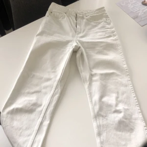 Vita weekday jeans, modell row - Rak modell, strl 28(midjan)/30(längden)