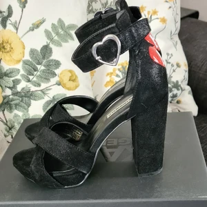 Klackar Karl Lagerfeld  - Snygga sandaler på klack från Karl Lagerfeld, mocca. I nyskick.