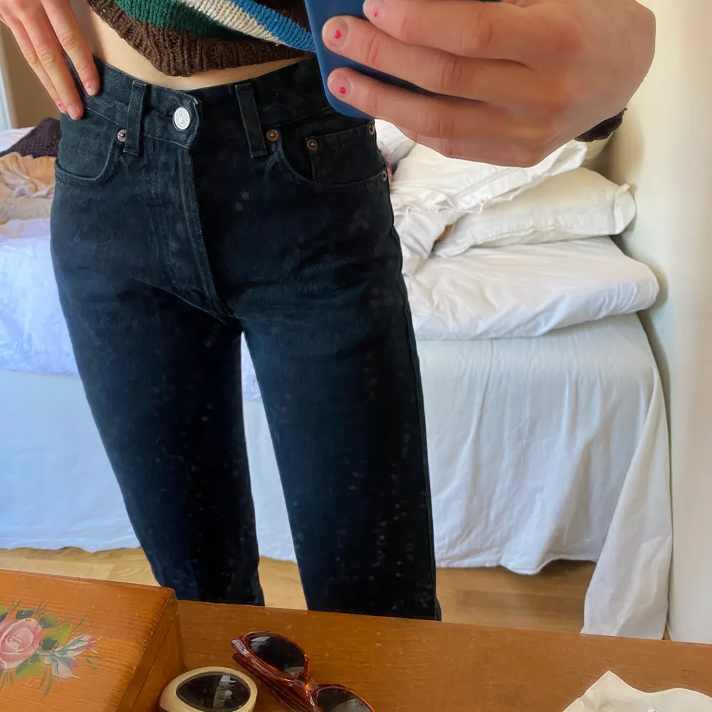 Säljer dessa svarta jeans från Crocker i strl 27/34, alltså långa i modellen!! Frakt 79kr, jag kan även mötas upp i Uppsala🧚🏼🧚🏼. Jeans & Byxor.