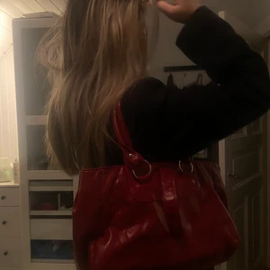 Väska  - Säljer nu min fina väska som jag köpte för cirka 5 månader sen. Den är i väldigt fint skick och har inga märken.