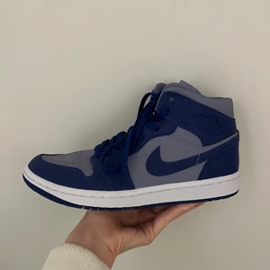 Jordan 1 - Säljer mina jordans då de är för små för mig. Endast använda en gång, så de är i superfint skick!!💘 Skolåda medföljer😇 Hör av er om ni är intresserade eller har frågor!!!💗💘💗💘💘 Självklart äkta!