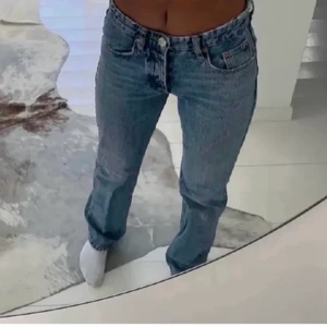 Zara mid rise  - Säljer dess jeans från zara i mid rise som aldirg är använda och så fina!!
