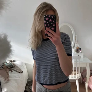 Stickad kortärmad tröja  - Säljer denna jättefina tröja från zara!! Helt oanvänd och är i jättebra skick❤️‍🔥 (första bilden är lånad)