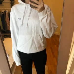 Hov1 Hoodie - Säljer min skitsnygga Hov1 hoodie som jag köpte på en av deras konserter! ❤️‍🔥 Använd några gånger men i väldigt bra skick. Jag stryker den innan jag skickar den 🙌🏼 Kan fraktas 66kr 