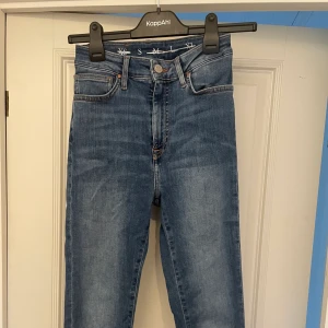 Jeans - Supersköna skinnyjeans i nyskick. Endast använda tre gånger och säljer på grund av att de inte kommer till användning. Jeansen är i modellen ”peachy” från bikbok. Storlek S längd 31. Normala i storleken och mycket stretch. Bra längd för dig som är runt 170-180cm. Ordinarie pris: 599kr