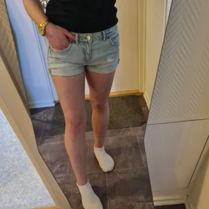 Jeans shorts  - Snygga och sköna shorts, använda fåtal gånger. Perfekta till sommaren👍🏼
