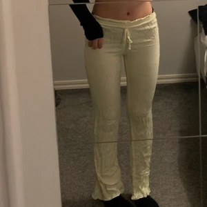 Vita byxor - Ett par vit/beige/gul aktiga tunna byxor från Zara. Perfekt till sommarn!🌸 Knappt använda så är i bra skick. Säljer för 80kr. Köparen står för frakten😍