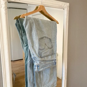 ☁️levis ribcage high loose jeans☁️ - Levis ribcage high loose i ljusblå tvätt. Jeansen är lagade och slitna (se bild 3) och därav priset! I övrigt hela och fräscha. Skynda fynda😇 W:31, L:32