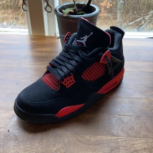 🔴 air Jordan 4 thunder red🔴 - Skick: helt ny storlek: 41-43 pris: 4900kr