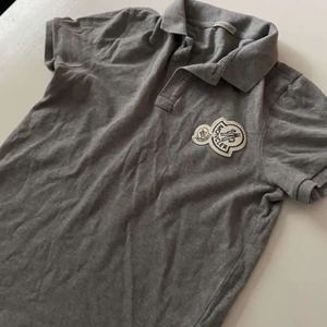 Moncler double-logo piké  - Grå piké med dubbla logos  Storlek; Small (sitter som en liten M) Skick 9/10 (fruktansvärd bra kvalité)