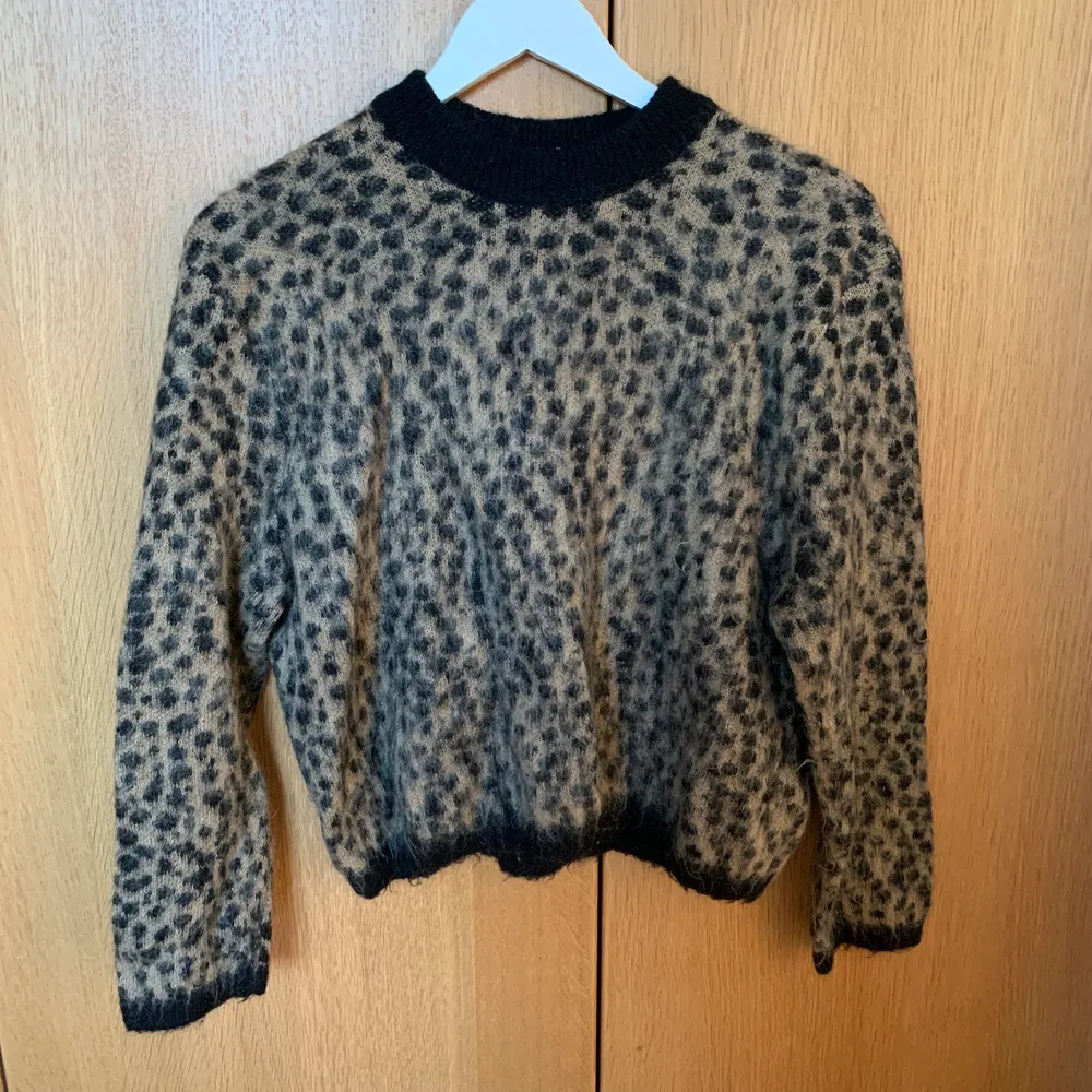 Leopard tröja ifrån & other stories, storlek XS. Köparen står för frakten💕. Tröjor & Koftor.