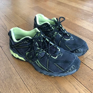 New balance 572 - Sjukt coola och ganska unika New balance-skor som tyvärr är lite för små för mig:(( Köpta begagnade men i riktigt bra skick, enda är att tyget på insidan har släppt vid hälen men lagats med en lapp. Är inget som syns utifrån eller känns när man går☺️☺️