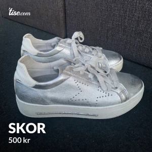 Skor - Köpt från Zalando för 850kr men säljer dom för 500kr. Stolek 38. Säljer dom pågrund av att dom är för små för mig, skriv privat om ni vill ha fler bilder💗