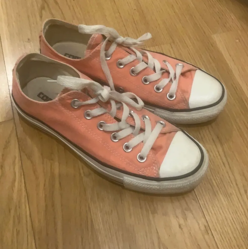 Jag tänkte sälja mina kära converse skor, då dom inte används längre. Har använt dom ett fåtal gånger men dom är tyvärr för små för mig. Dom är fortfarande i bra skick! Jag har storlek 38.5 / 39 och jag skulle gissa på att conversen är i storlek 37.5-38.. Skor.