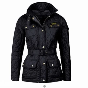 Vårjacka - Säljer min äkta jättefina barbour jacka då det inte har kommit till användning. Köpte den för längesedan men hat inte använt den så mycket. Den är i bra skick. 900kr + frakt.