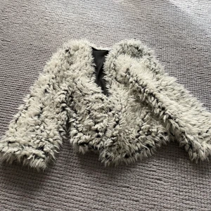 Faux fur/fuskpäls från Gina Tricot - Fuskpäls i vit lurvigt material från Gina Tricot