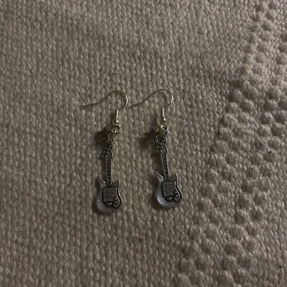 Öronhängen i silver nickel fria !! Såklart frakt ligger på 15kr och sjärnorna och gitarr 💗. Asusteet.
