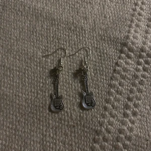 Öronhängen  - Öronhängen i silver nickel fria !! Såklart frakt ligger på 15kr och sjärnorna och gitarr 💗