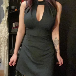 Svart klänning - Jättefin klänning som jag hade på min födelsedag men inte använt den mer. Lite stor i midjan på mig