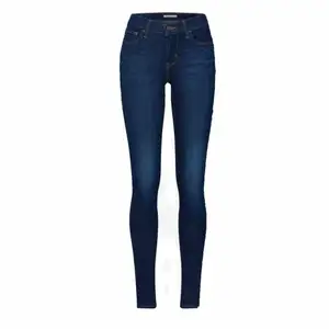 Fina levi’s jeans lågmidjad i storlek 25. Säljer dessa dessa för 257kr inklusive spårbar frakt! Ansvarar ej för postnords slarvade försändelser. Hör gärna av ifall du har en fråga🥰