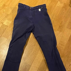 Ridbyxa  - Säljer Lilla  ridbyxor i storlek xs. Säljer för 80 kr . Kan antigen skicka till er men då måste ni betala för frakten. Kan annars mötas i Stockholm city, mos eller Huddinge . 