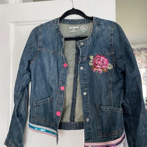 Jeansjacka - En jeansjacka från Desigual i strl 13/14 men sitter som en xs. Säljer pga för liten. 