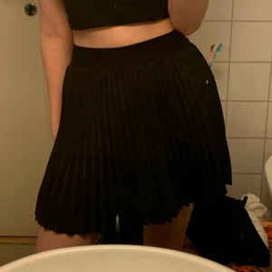 Ginatricot kjol storlek M - Kjolen är helt oanvänd och väldigt bekväm. Spegeln är lite smutsig så i första bilden ser det ut som fläckar men jag garanterar att den är helt orörd!