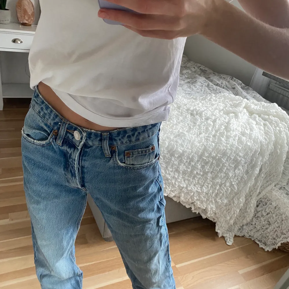 Säljer dessa populära ” Mid Rise ” Jeansen från Zara i färgen light blue. Använt någon enstaka gång och är i årincip i nytt skick💞 Frakten skriver jag privat💕💕. Jeans & Byxor.