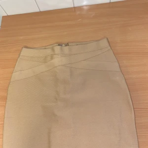 Kjol M  - Säljer denna fina kjol som använts en gång som ny!! Från Bik Bok , stl M. 