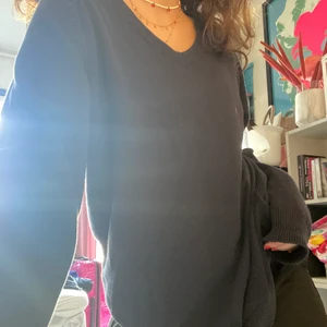 Svart tröja - Jättefin svart stickad tröja, köpte secondhand men den är aldrig använd, köpare står för frakt💕