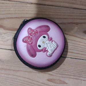 Hörlursfodral - Jättegulligt hörlursfodral till in-ear hörlurar med sladd, tyvärr lite smutsigt :/