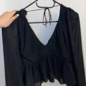 Söt blus - En söt blus som e fin inför fest med ett luftigt material🥳