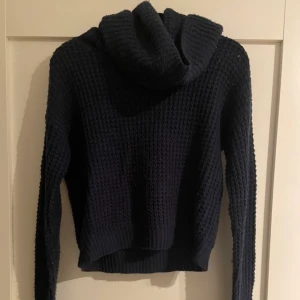 Polotröja  - Marinblå stickad polotröja i storlek S💙                                           40kr 